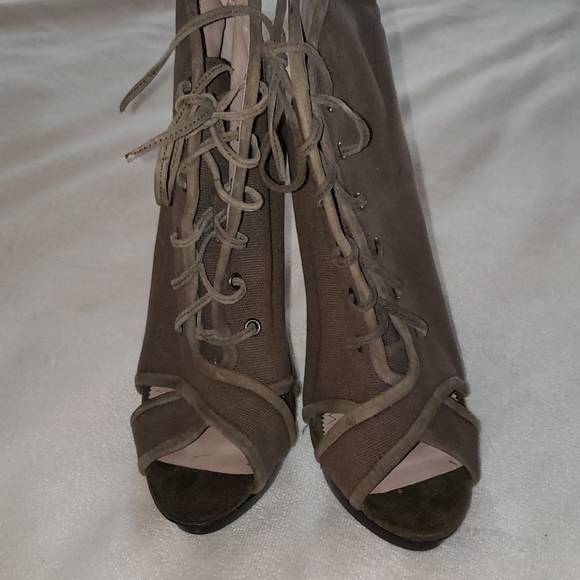 Heels - Picture 3 of 3